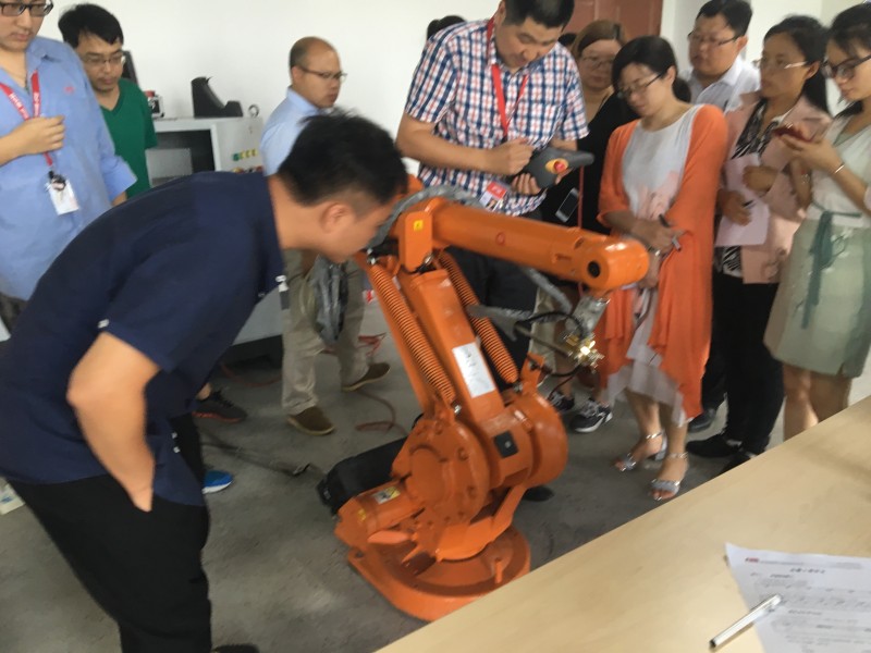 工博士机器人培训学员实际操作