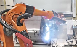 库卡机器人为Roth 技术公司安装和焊接消声器
