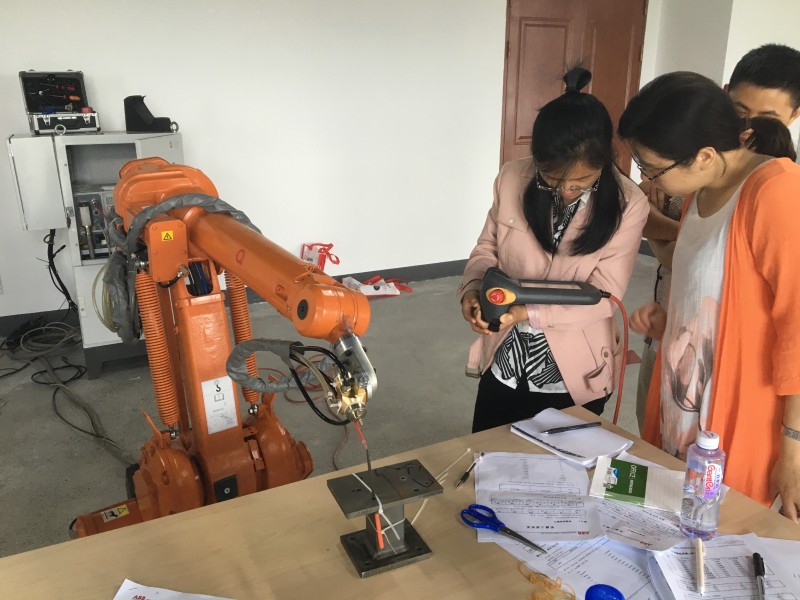 学员实操机器人现场