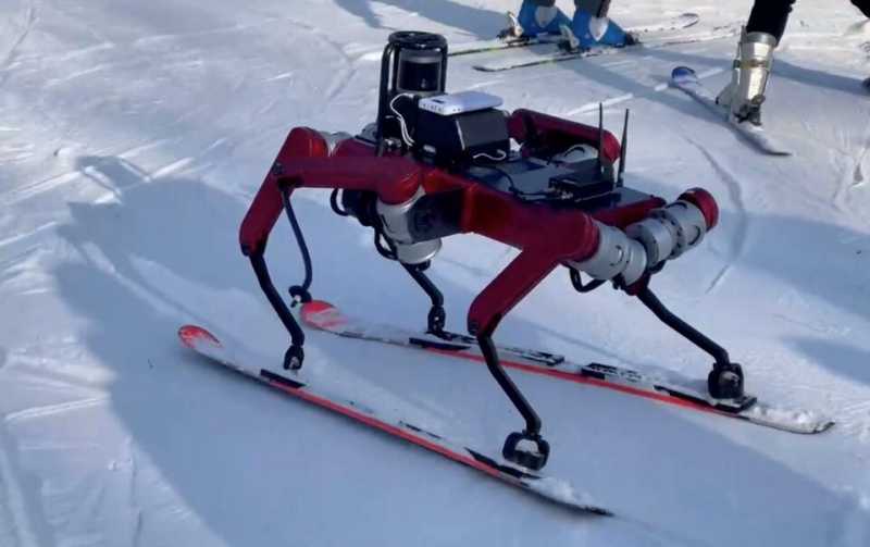 六足滑雪机器人亮相助力科技冬奥