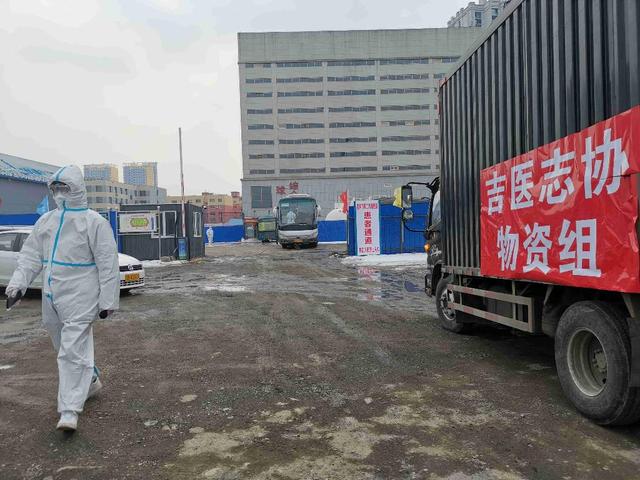 20台方舱智能服务机器人“小吉”上岗！紧急支援吉林市第二方舱医院