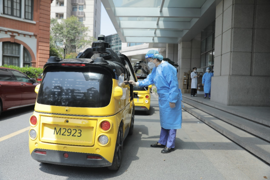 即时零售需求旺盛加速机器人产业变革 服务机器人或成市场“新宠”