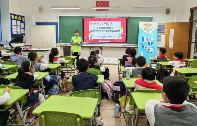 学生们课后时光了解机器人知识