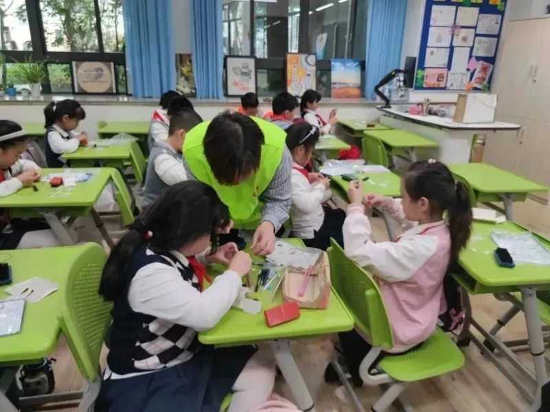 学生们课后时光了解机器人知识