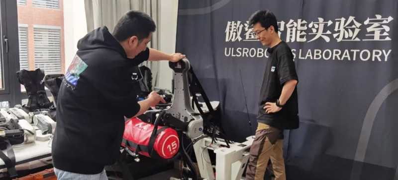 竟然接到了“宇宙订单”？外骨骼机器人的专职“奶爸”
