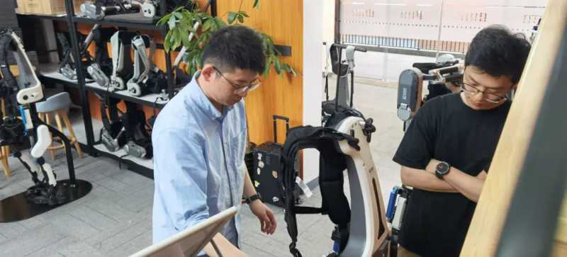 竟然接到了“宇宙订单”？外骨骼机器人的专职“奶爸”