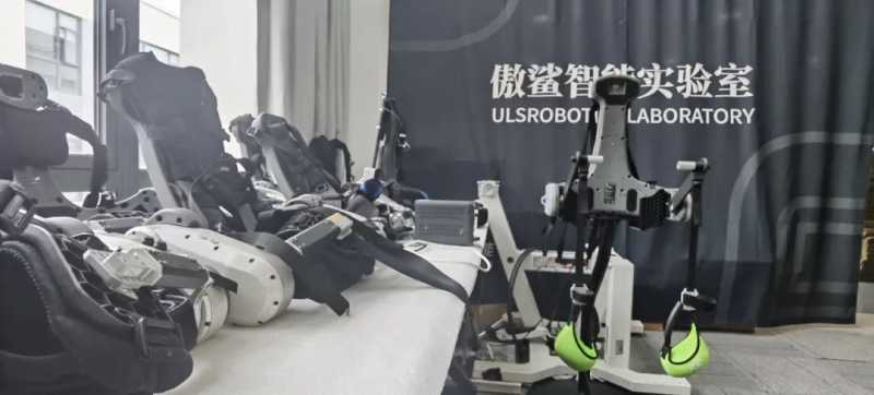 竟然接到了“宇宙订单”？外骨骼机器人的专职“奶爸”