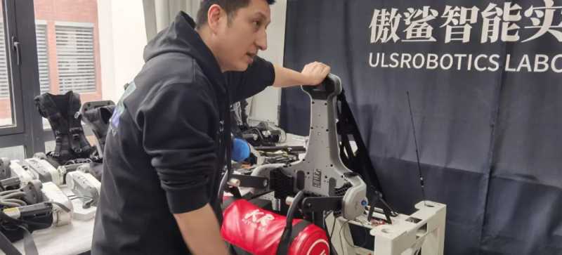 竟然接到了“宇宙订单”？外骨骼机器人的专职“奶爸”