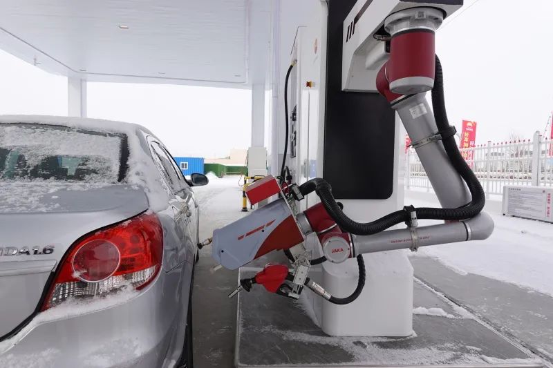 全疆首台加油机器人在库尔勒上岗